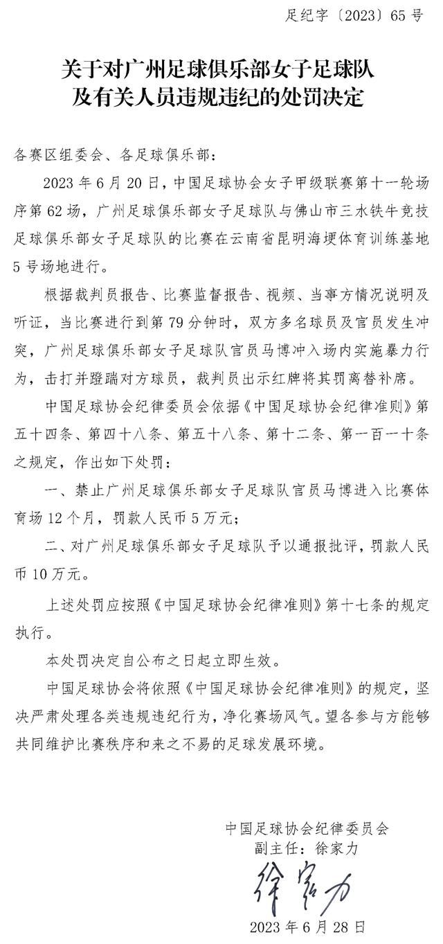 曾给《宋飞正传》供给了年夜量玄色诙谐和怪诞情节的拉里查尔斯在《专制者》里撒了欢的玩低俗，不外承受躺枪无数的，仍是美国人本身阿拉底作为一个头顶生疮、（脚底流脓的反派脚色，其实闹无可闹，所以，嘲讽的矛头起首指向了好莱坞明星：供给性买卖的梅根福克斯也就而已，施瓦辛格和爱德华诺顿乃至也以此来办事男宾；其次即是美国国内那群社会勾当份子：他们生在美国长在美国，福利高企衣食无忧，因而，酒足饭饱后关心别国政治的旧道热肠就成了他们自我标榜成贰言份子以彰显背叛姿态的必须手法，而他们那些看似热血的行动则跟阿拉底一样幼稚、笨拙；再次就是当下的全部国际政治款式：所谓结合国，在影片里也只是一群年夜佬们瓜分世界的诡计游戏，说阿拉底专制，美帝国主义活着界政治中的专制一点也不弱在这里，中国也被查尔斯涮的不轻，不外跟美国本身比起来，中国也算不上被妖魔化了几多。